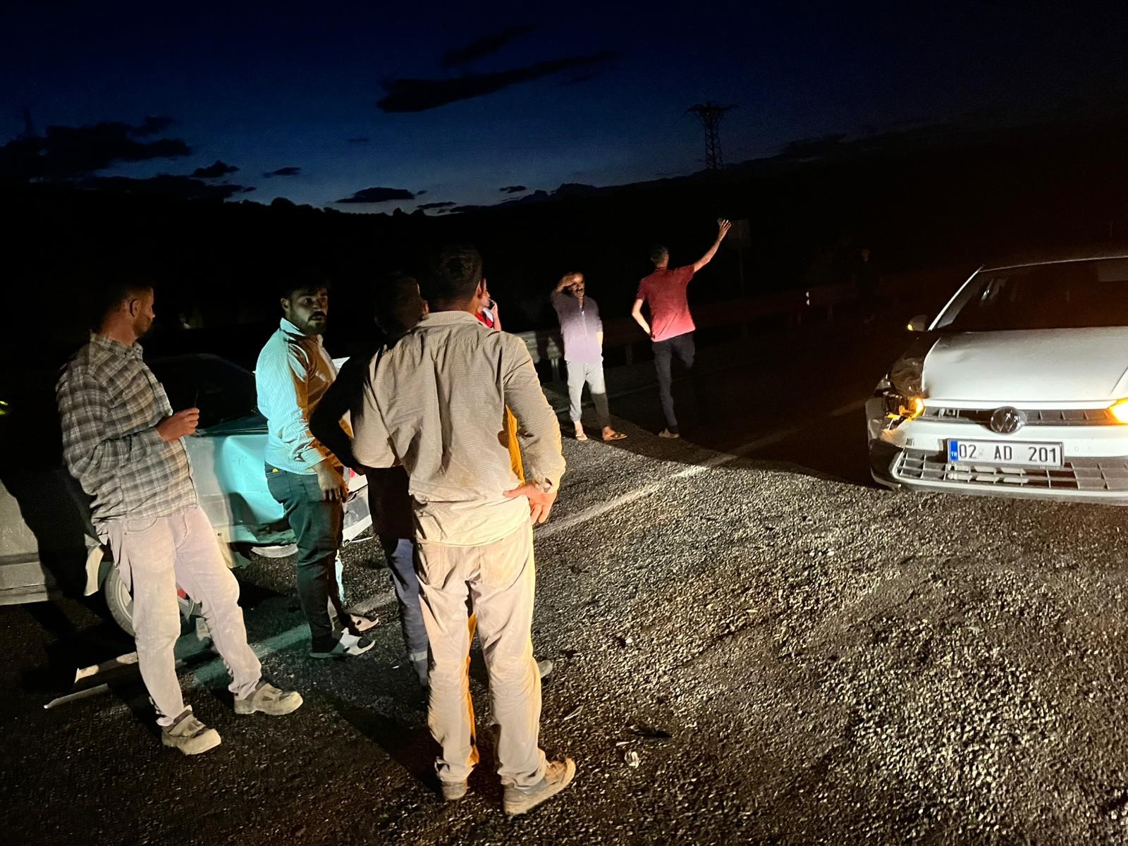 Adıyaman Besni'de iki otomobil çarpıştı