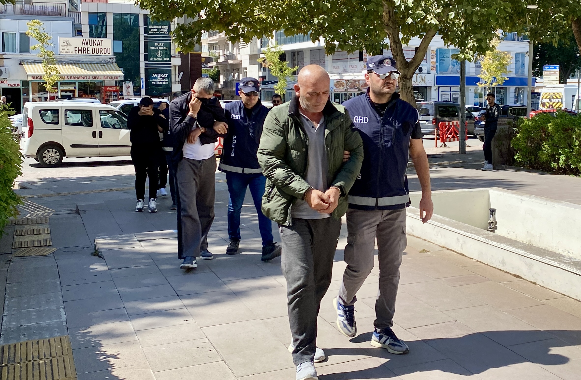 Kırşehir'de 15 kaçak göçmen yakalandı! 3 kişi tutuklandı