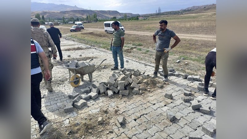 Kars’ın köy yollarına parke taşı yapılıyor