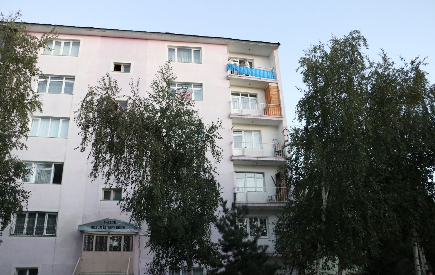 Erzurum Palandöken'de otizmli genç apartmanın 5. katından düştü