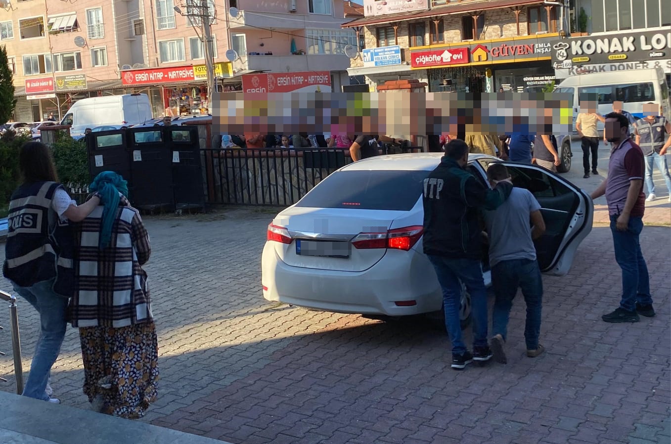 Uyuşturucu madde sattıkları öne sürülen çift tutuklandı