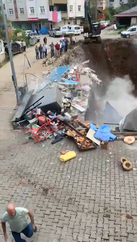 Artvin'de temel kazısı sırasında market yakıldı