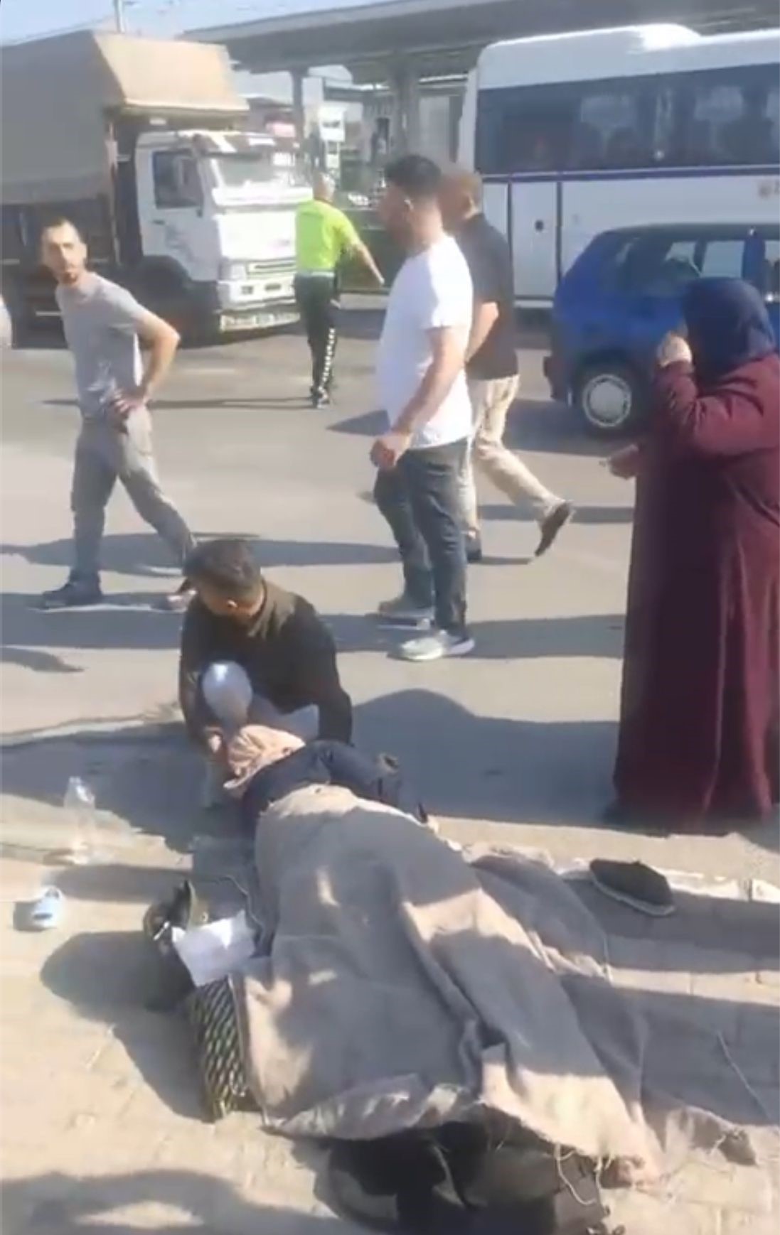 Bursa'da feci kaza: Kaldırımda bebek arabasıyla yürüyen anneye tır çarptı