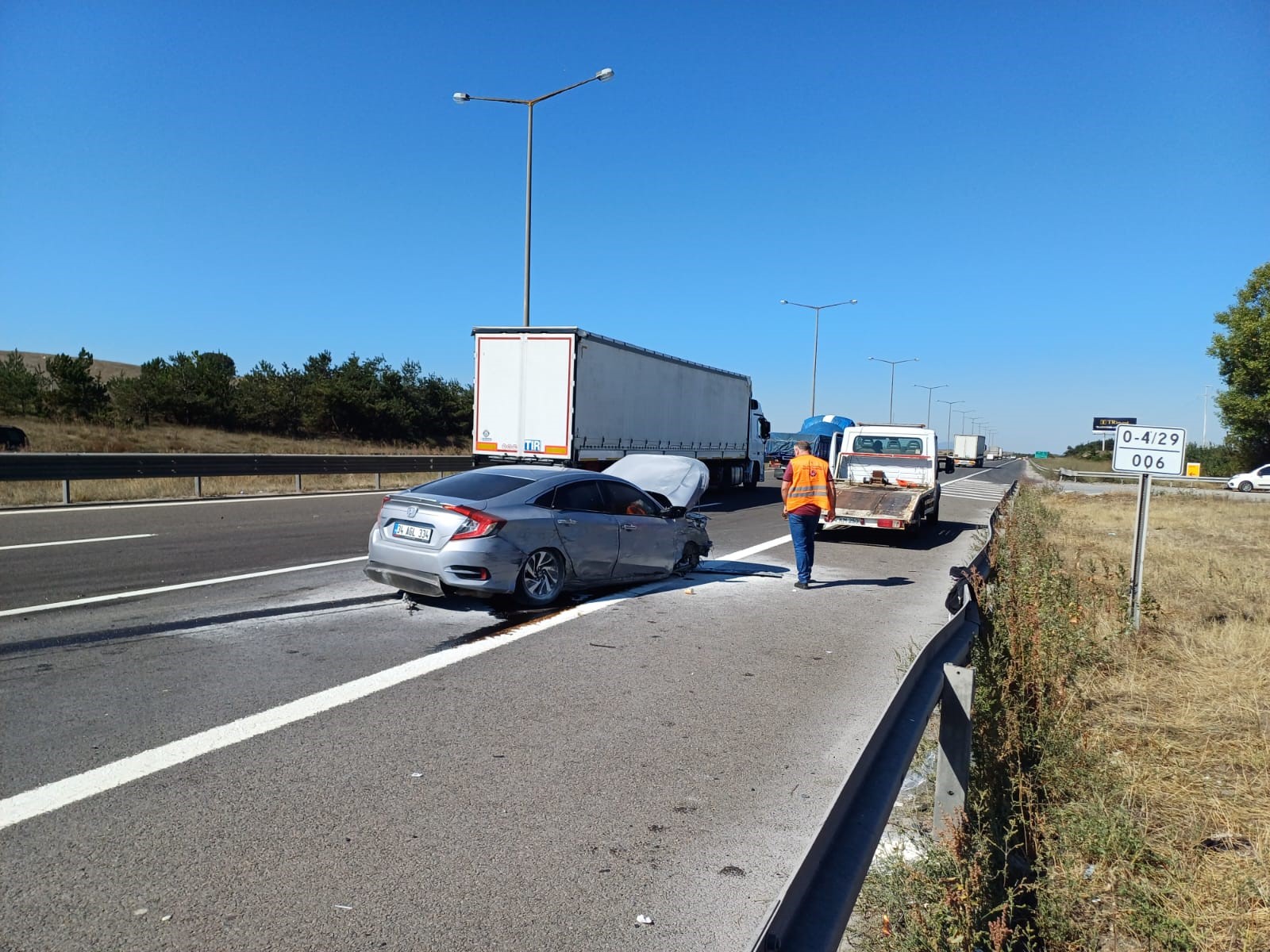 Otoyolda 2 araç birbirine girdi