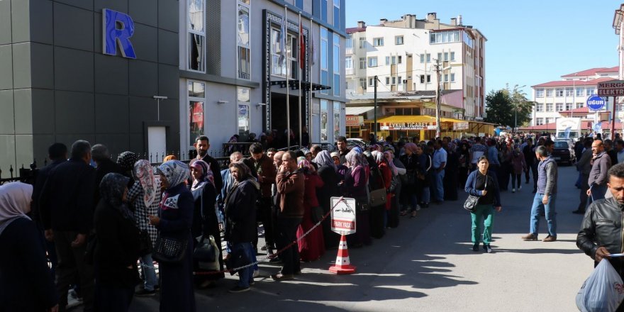 İş için başvuranlar sokağa sığmadı!