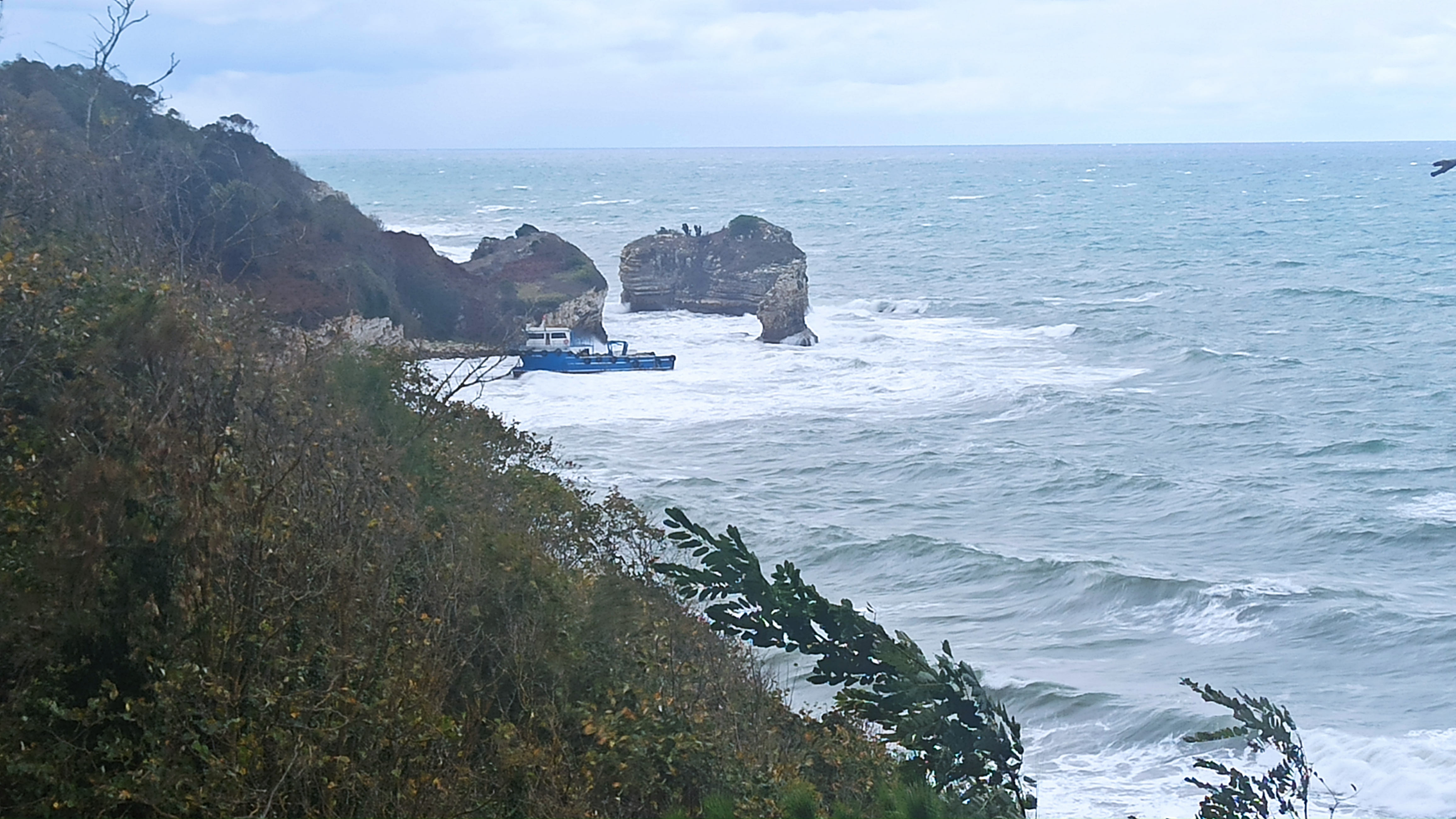 Şile’de teknede mahsur kalan 2 kişi kurtarıldı