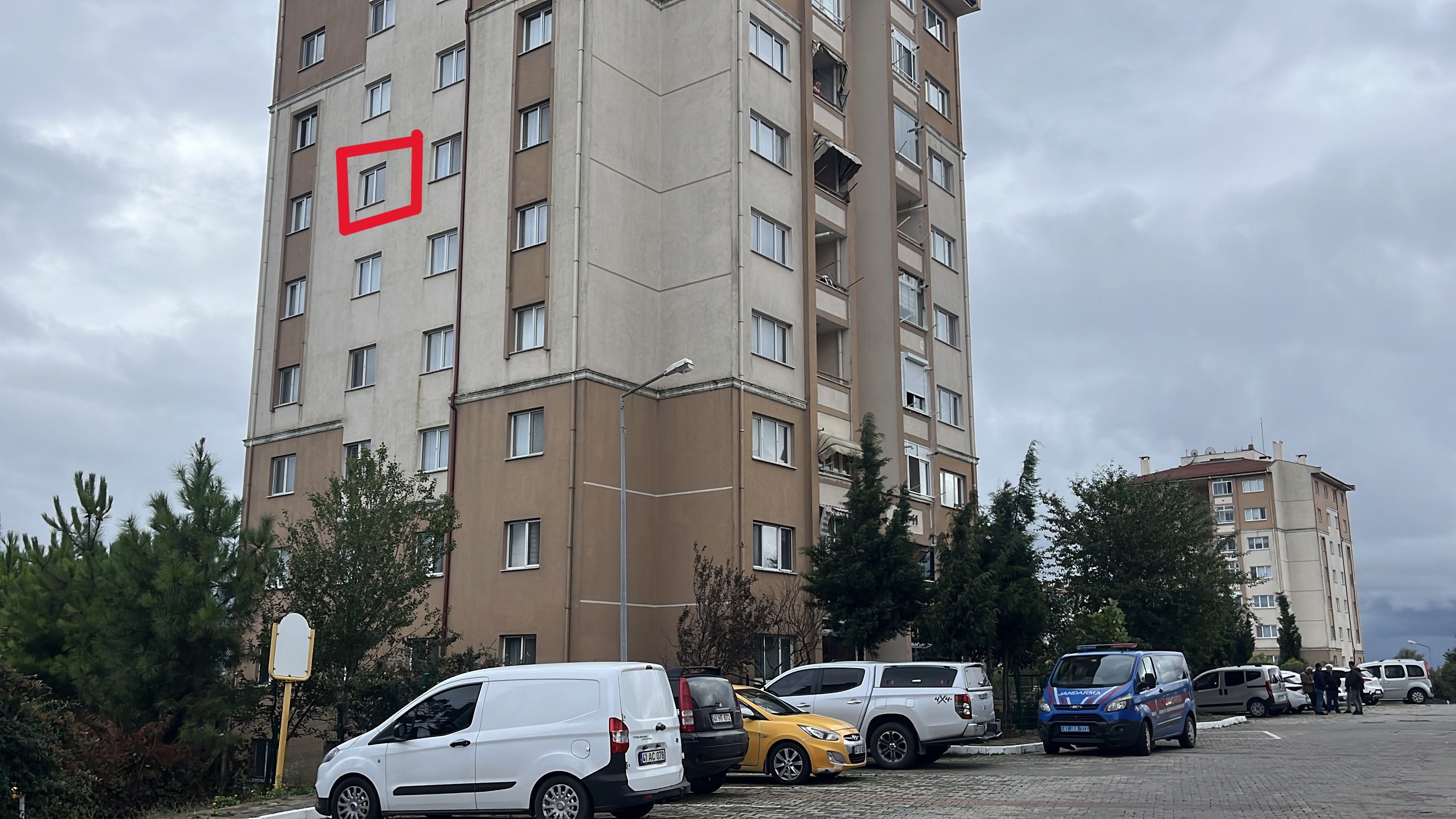 Yaşlı adam pencereden düşerek yaşamını yitirdi