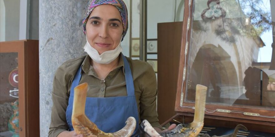 Boynuz taraklar Derya ustanın elinde şekilleniyor