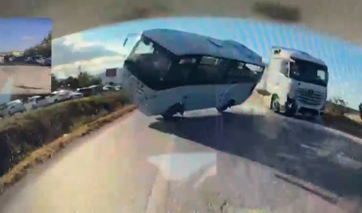 Manisa'da tır servis minibüsüne çarptı: 1 kişi yaralandı