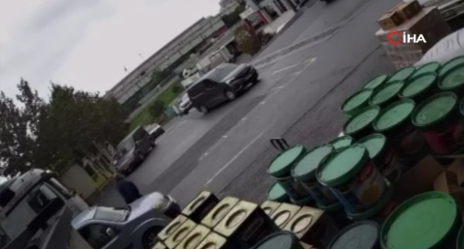 Yolun karşına geçmek isterken kamyonun altında kaldı