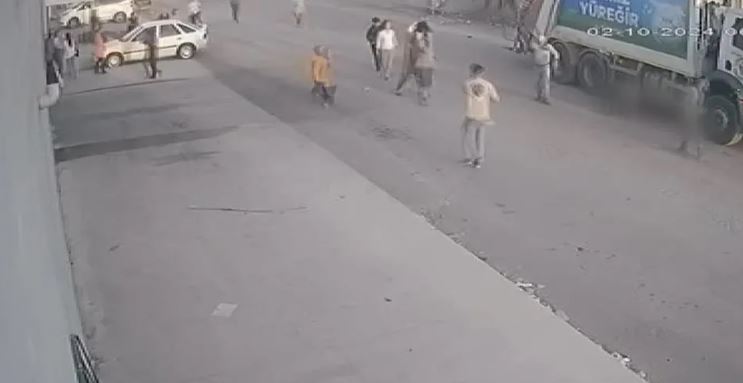 Adana Yüreğir'de 1 kişi çöp kamyonun altında kaldı