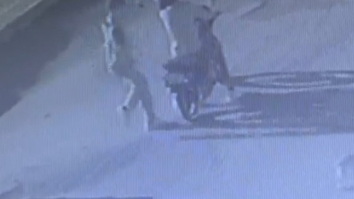 Motosikletle gelip, 'Prenses'i çaldılar; o anlar kamerada