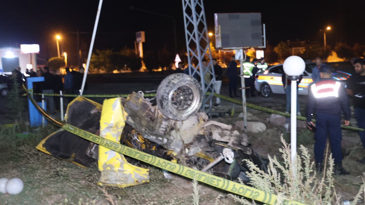 Aydınlatma direğine çarpan Tofaş ikiye bölündü: 1 ölü, 3 yaralı