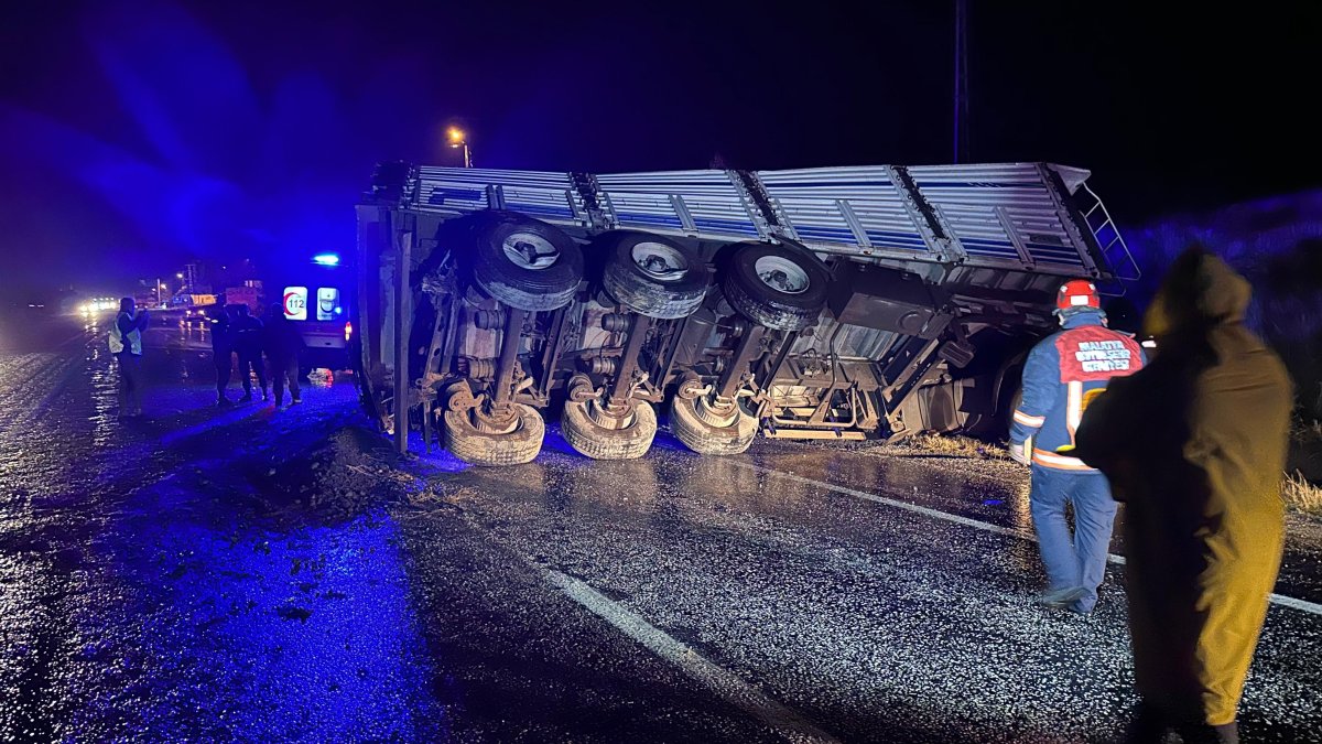 Malatya'da maden yüklü TIR devrildi: 1 yaralı