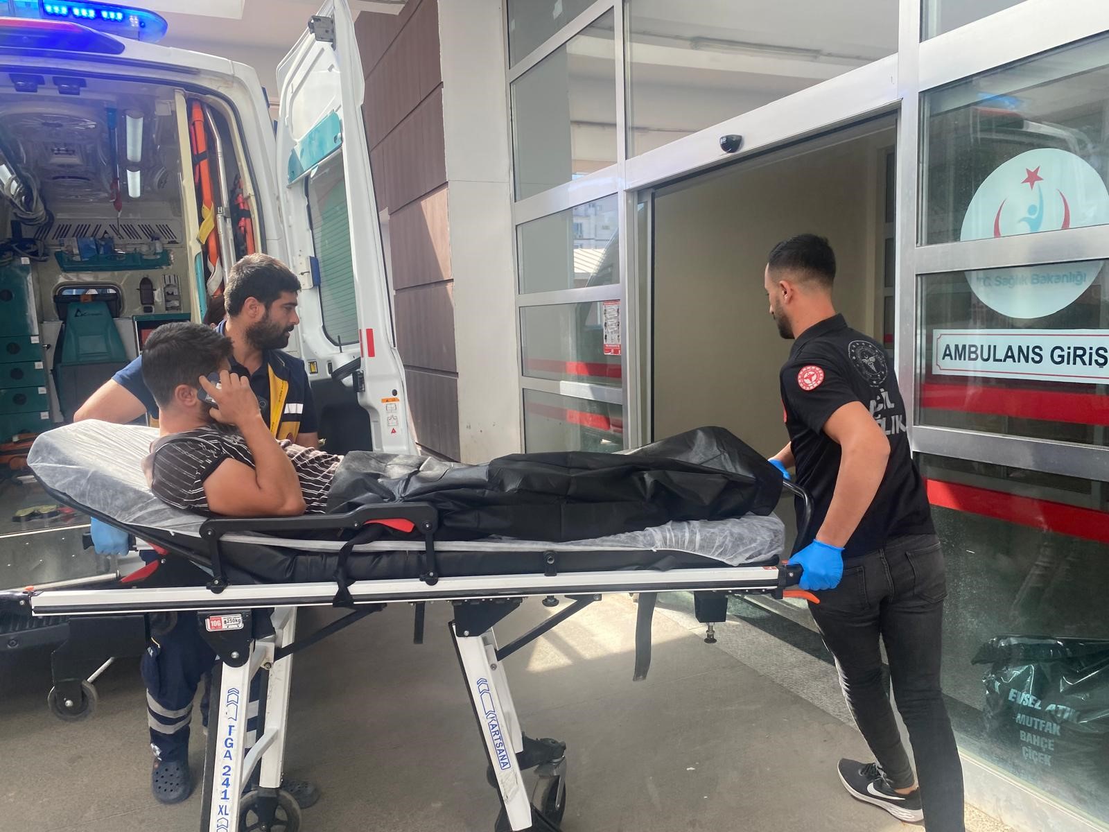 Çatı yaparken düşen 2 işçi yaralandı