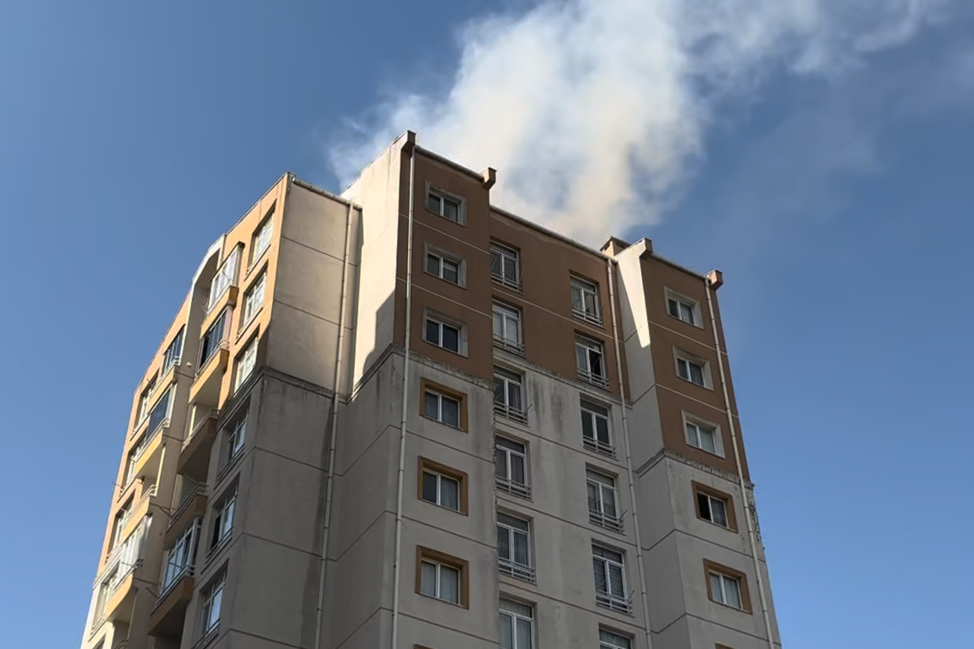 İstanbul'da 14 katlı binada korkutan yangın