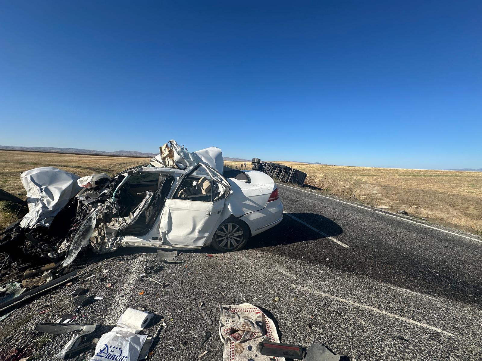 Muş'ta TIR ile otomobil çarpıştı: 1 ölü, 2 yaralı