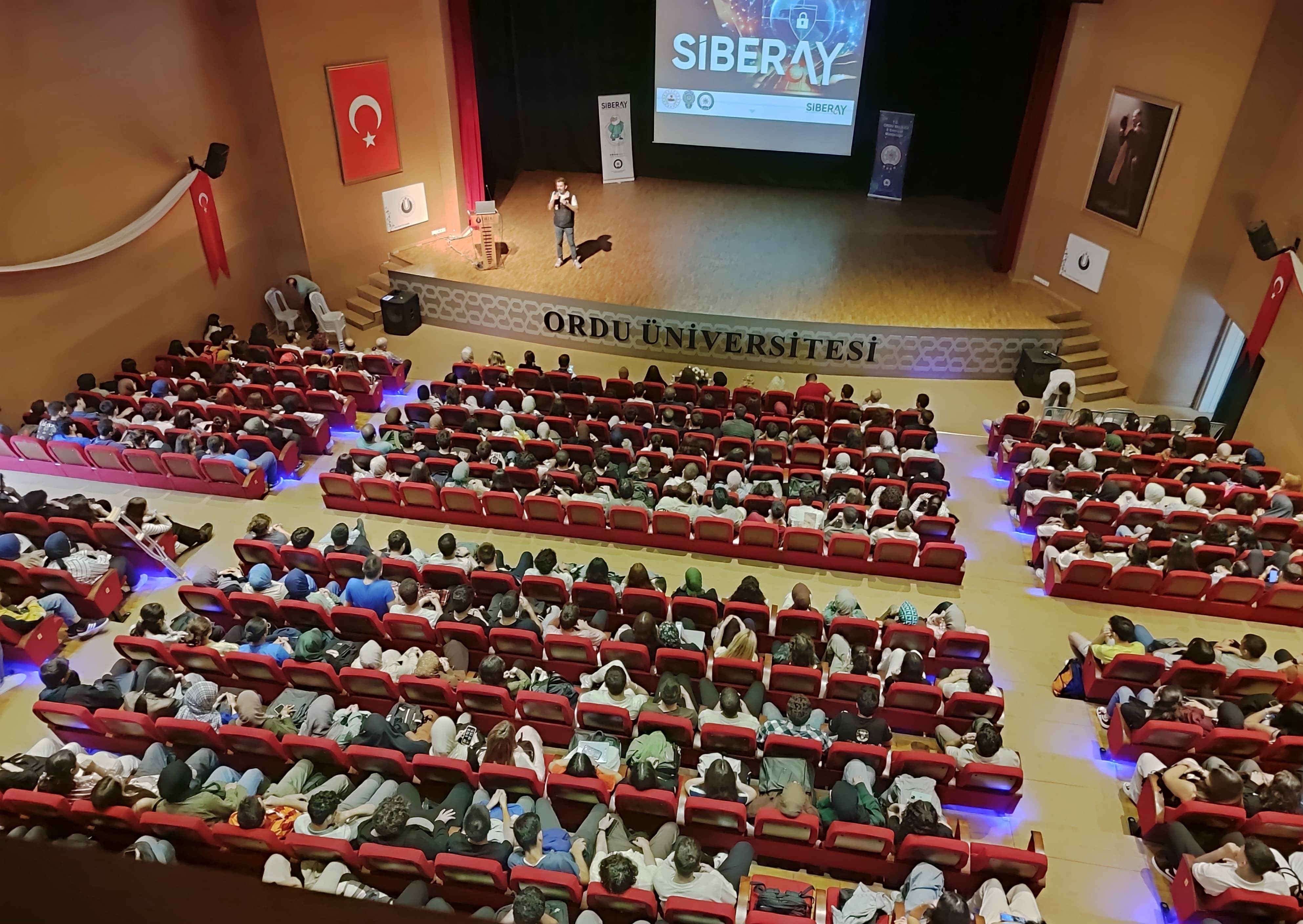 Ordu’da emniyet öğrencileri siber suçlara karşı bilgilendirdi