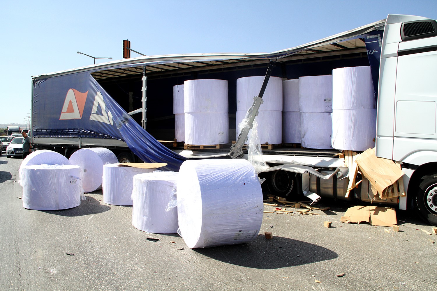 Kağıt bobini yüklü tır otomobile çarptı