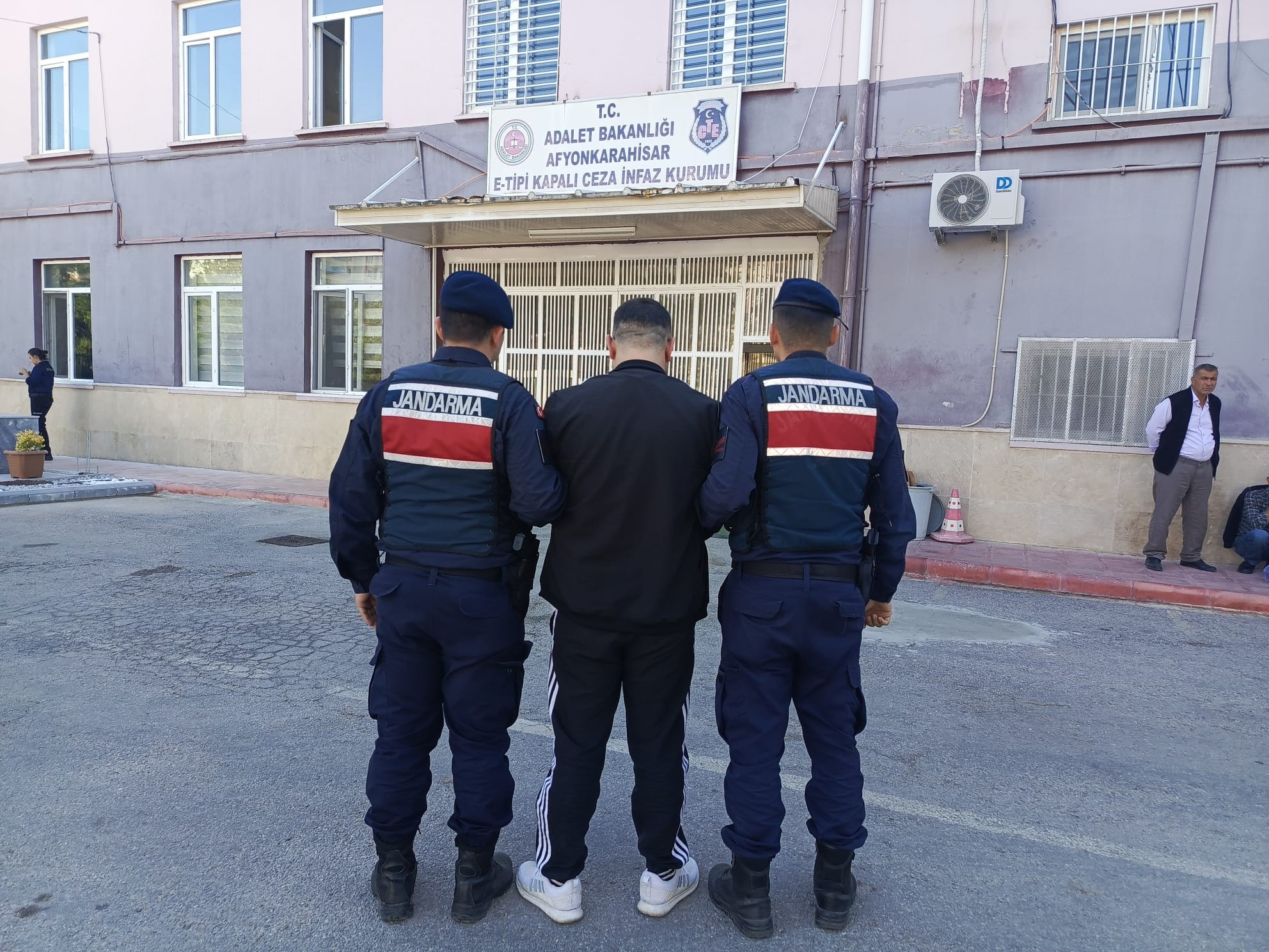 Jandarma aranan şahsı kıskıvrak yakaladı (4 Ekim 2024)