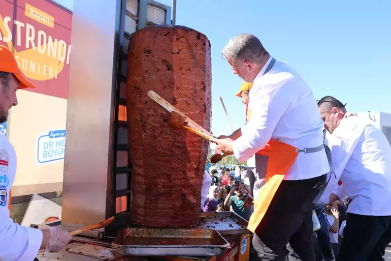 Kayseri'de 1 ton sucuk döner dağıtıldı