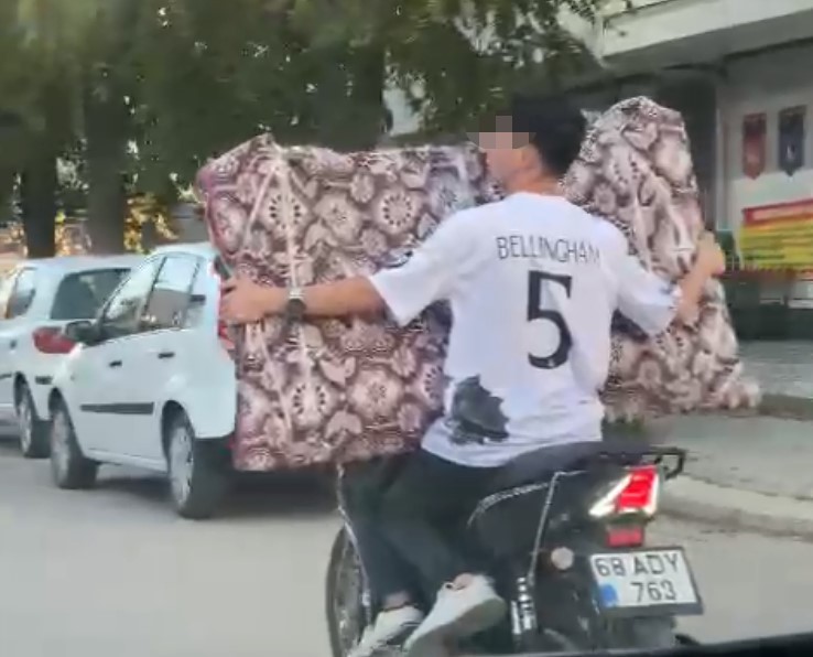 Motosiklette televizyon taşıdı