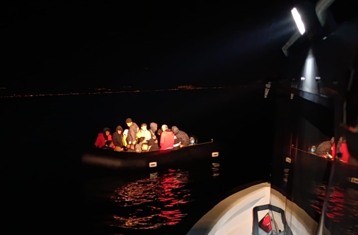 Balıkesir açıklarında onlarca kaçak göçmen yakalandı