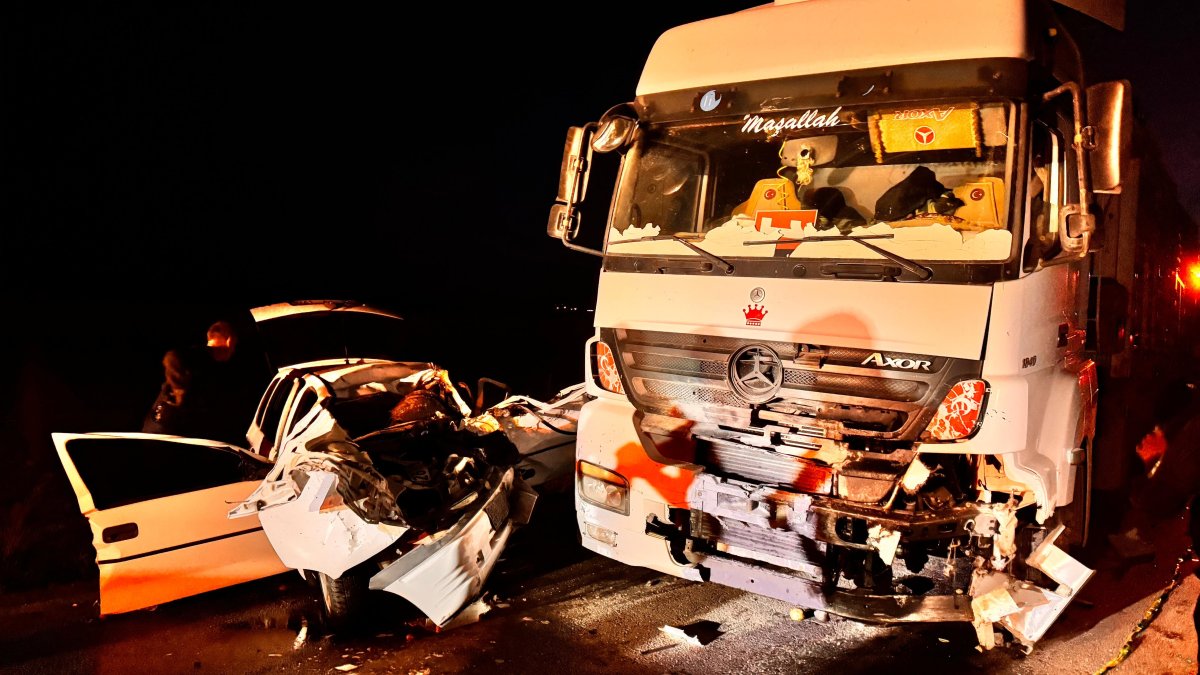 Afyonkarahisar’da TIR ile otomobil çarpıştı: 3 ölü, 1 yaralı