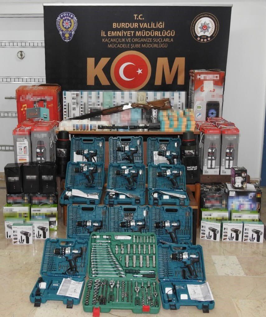 Burdur’da eve baskın yapıldı: Çok sayıda kaçak malzeme bulundu