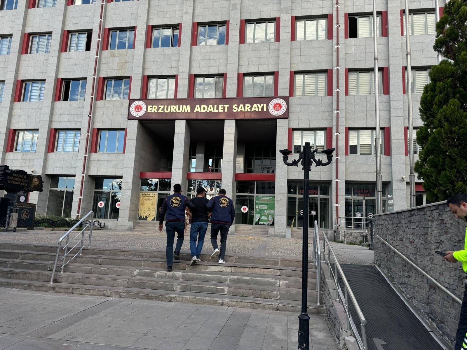 Erzurum'da 43 şahıs yakalandı