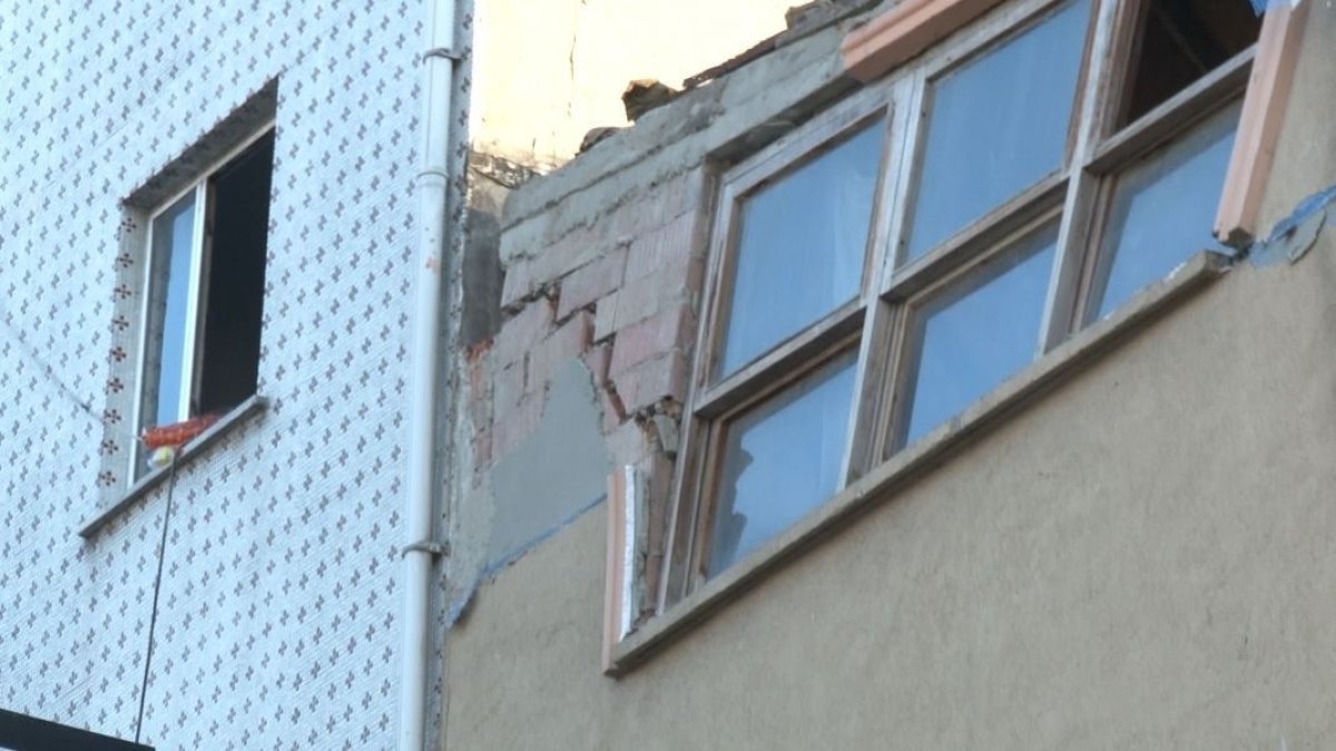 Beyoğlu'nda 3 katlı binada çökme: 3 araç hasar gördü