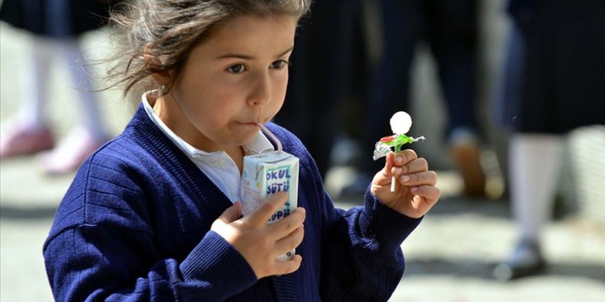 Okul çağındaki çocuklara düzenli süt tüketimi önerisi