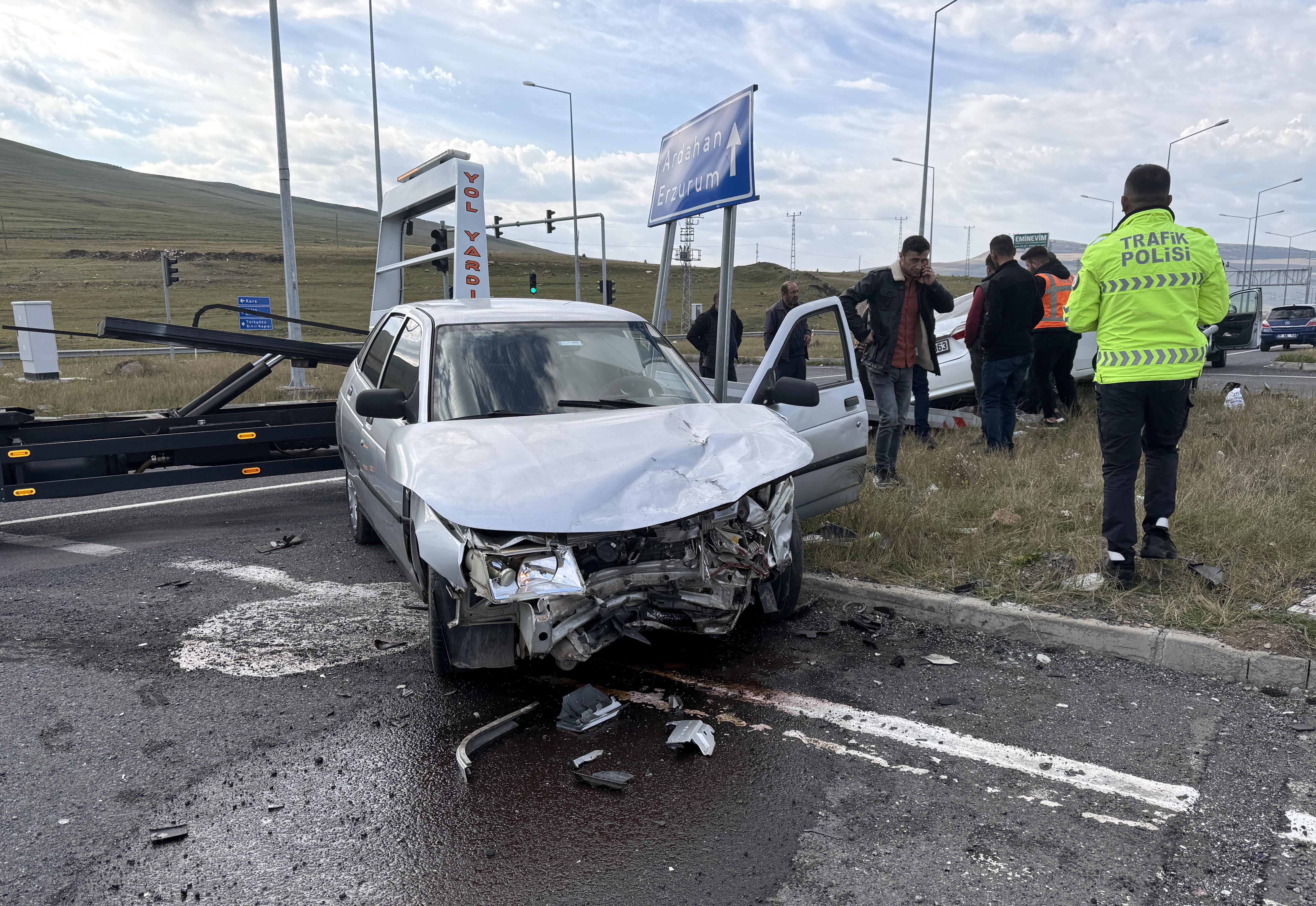 Ardahan'da otomobiller çarpıştı: 4 yaralı