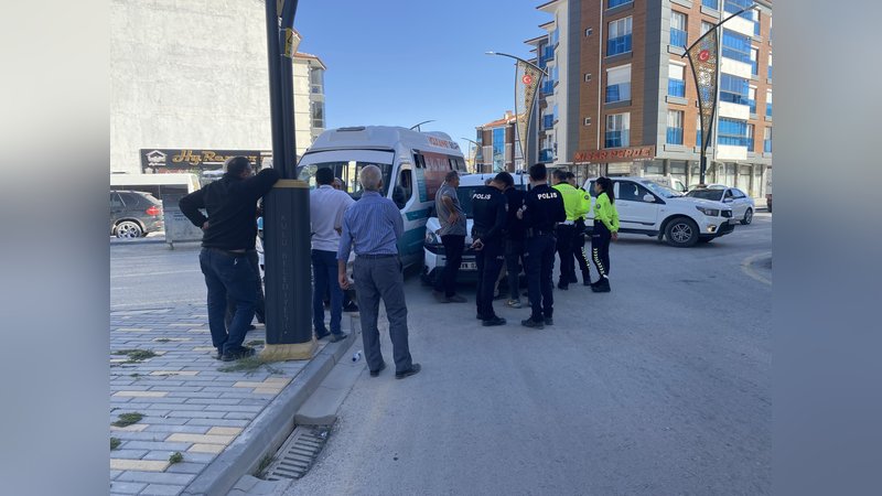 Dolmuş ile hafif ticari araç çarpıştı: 1 yaralı