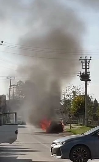 Sakarya’da seyir halindeki otomobil alevlere teslim oldu