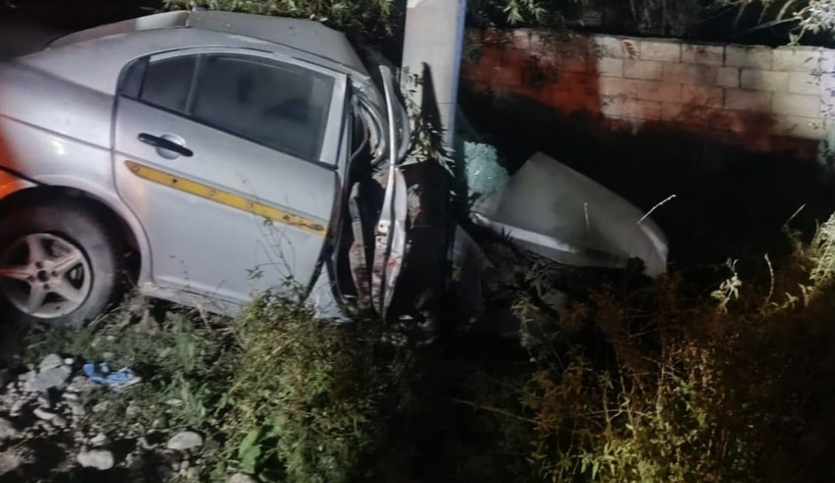 Direksiyon hakimiyetini kaybedince elektrik direğine çarptı: 1 ölü