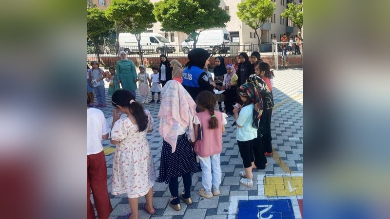 Gümüşhane’de polisler öğrencileri hırsızlık ve dolandırıcılık suçları hakkında bilgilendirdi