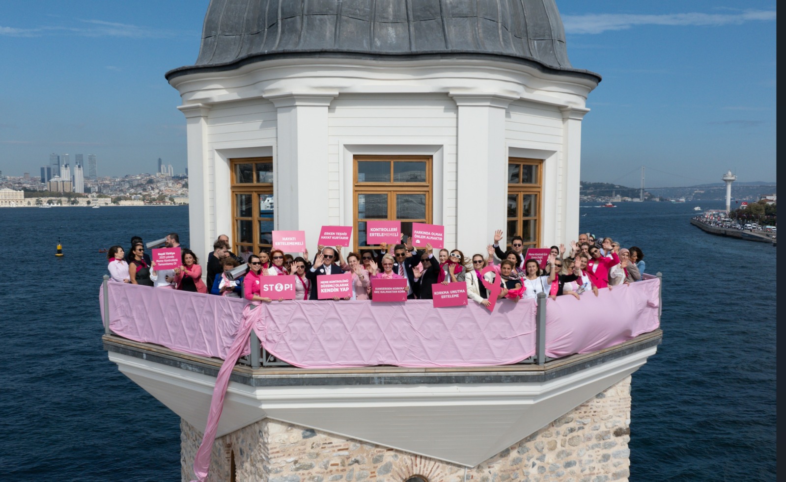 Kız kulesi pembeye büründü