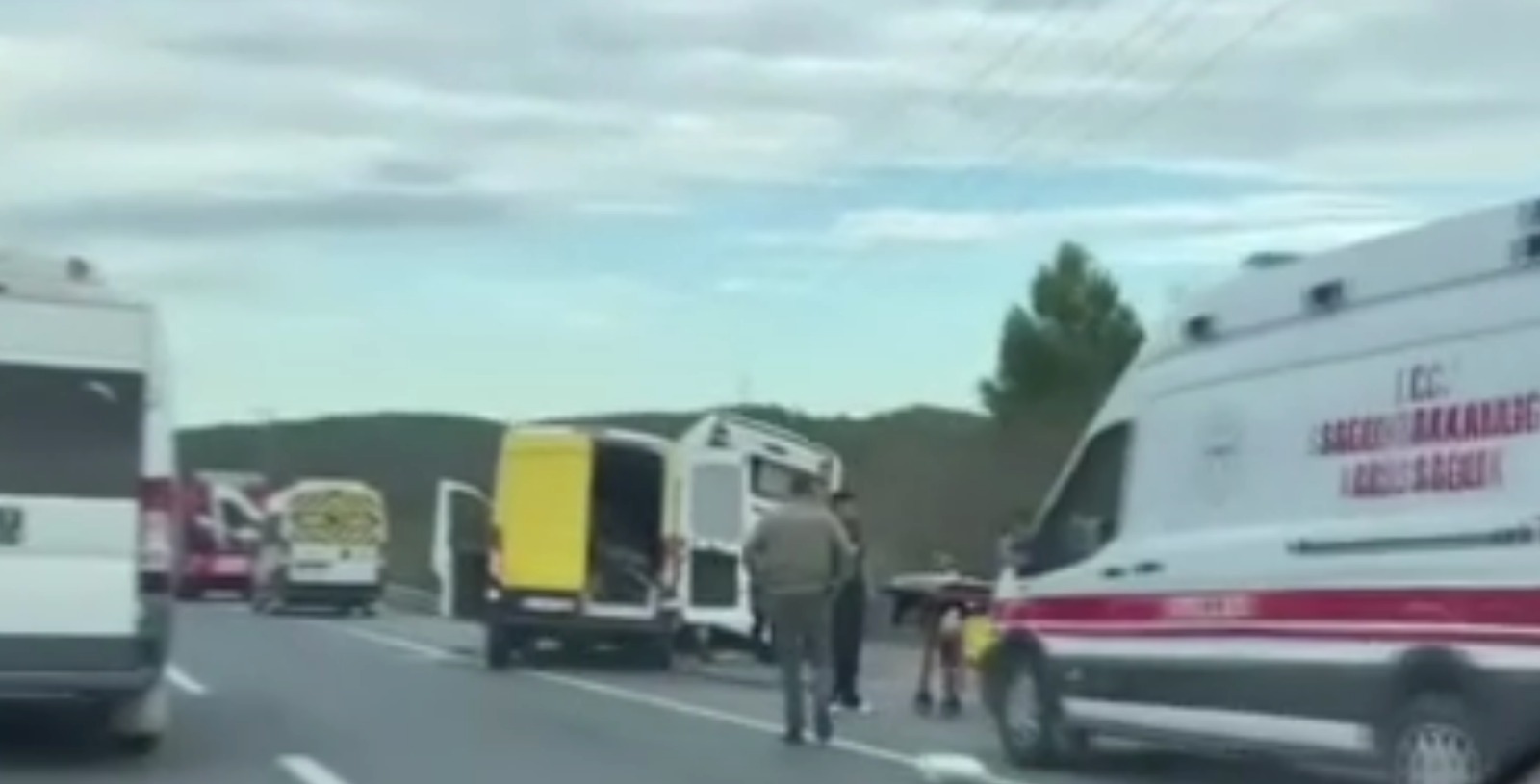 PTT aracıyla servis minibüsü çarpıştı: 4 yaralı