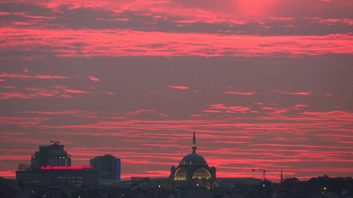 Beyoğlu'nda gün batımı manzarası hayran bıraktı