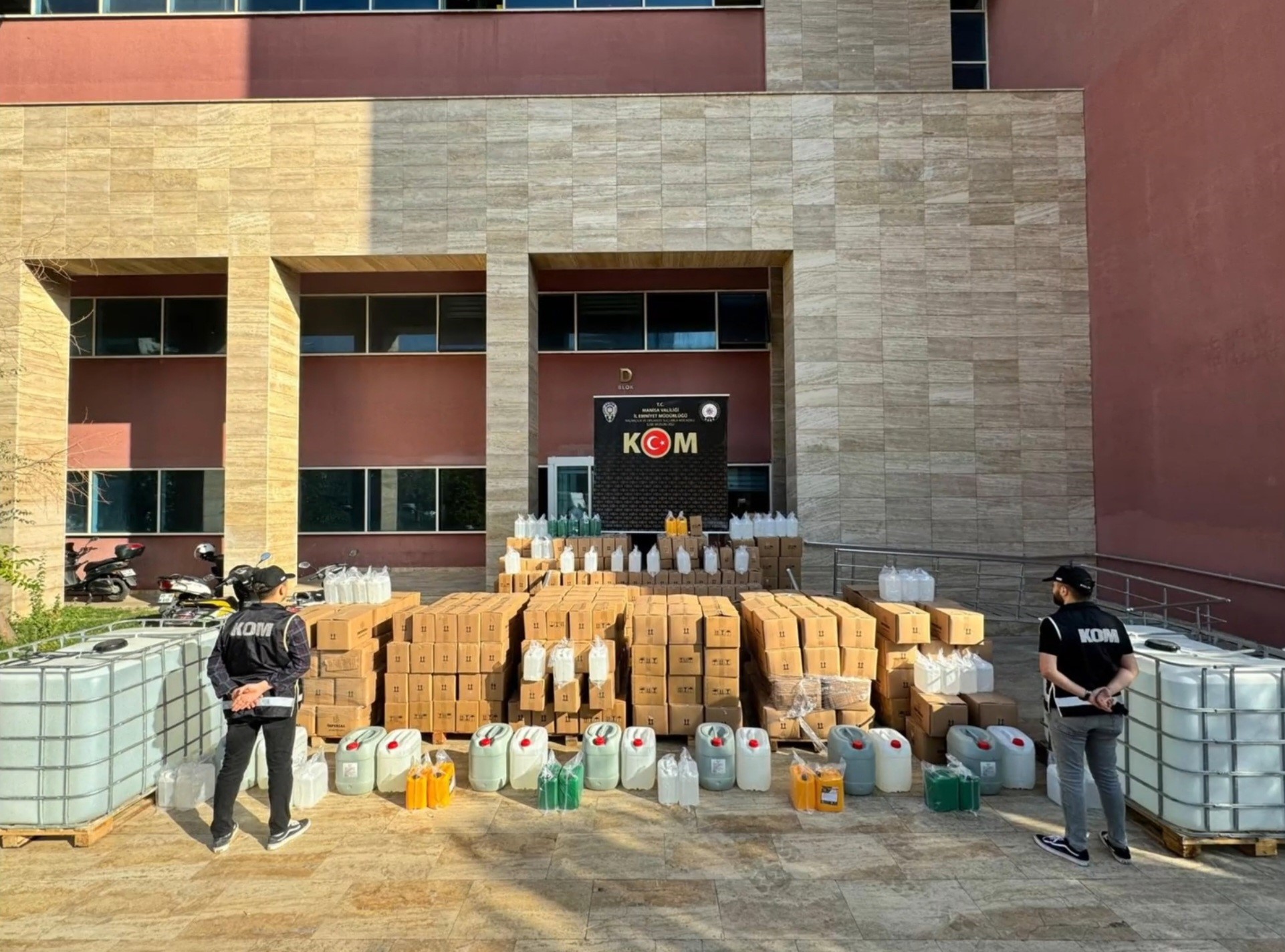 Manisa'da eş zamanlı kaçak içki operasyonu