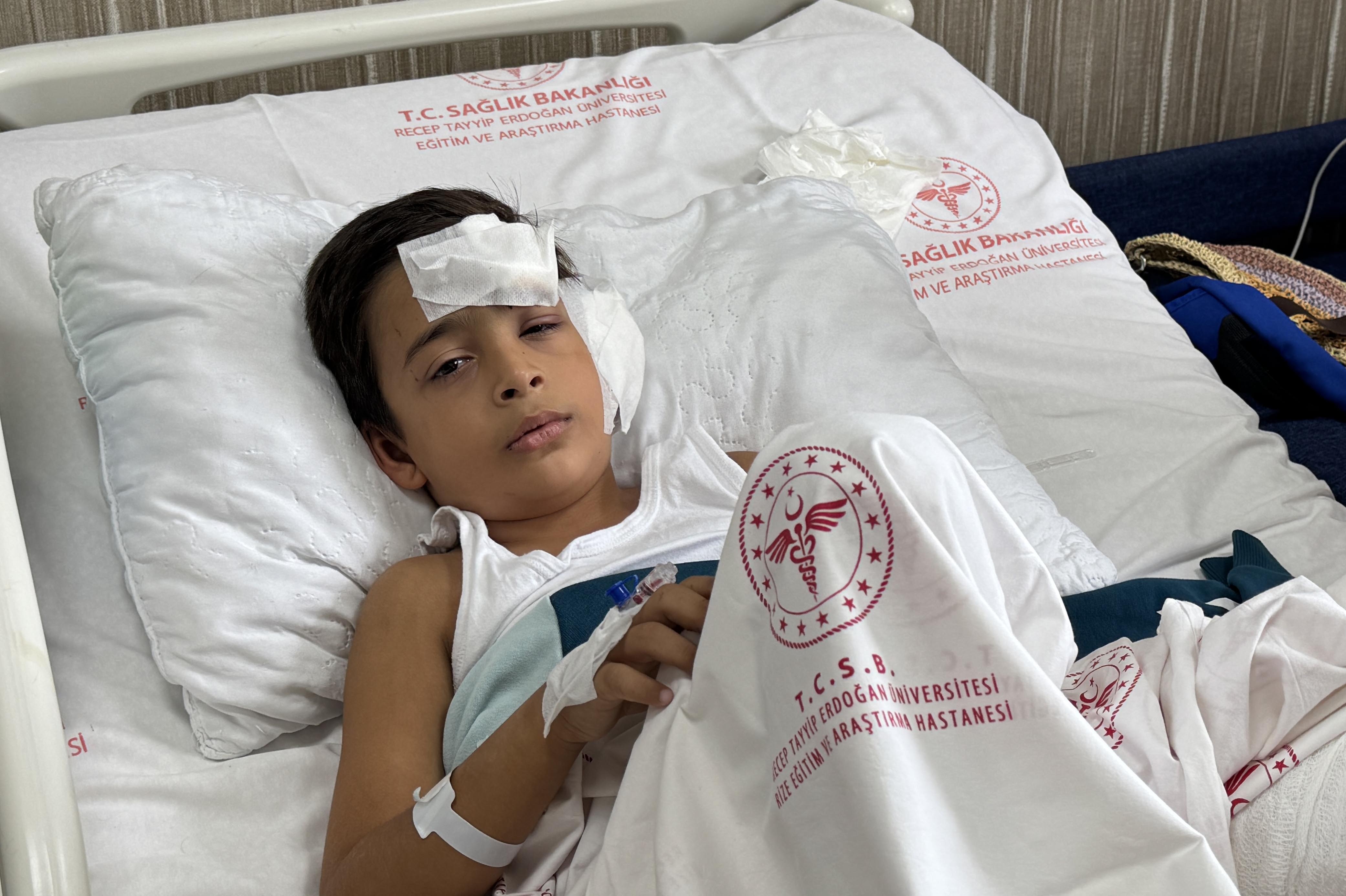 Rize'de okul kapısı devrildi: 2. sınıf öğrencisi yaralandı