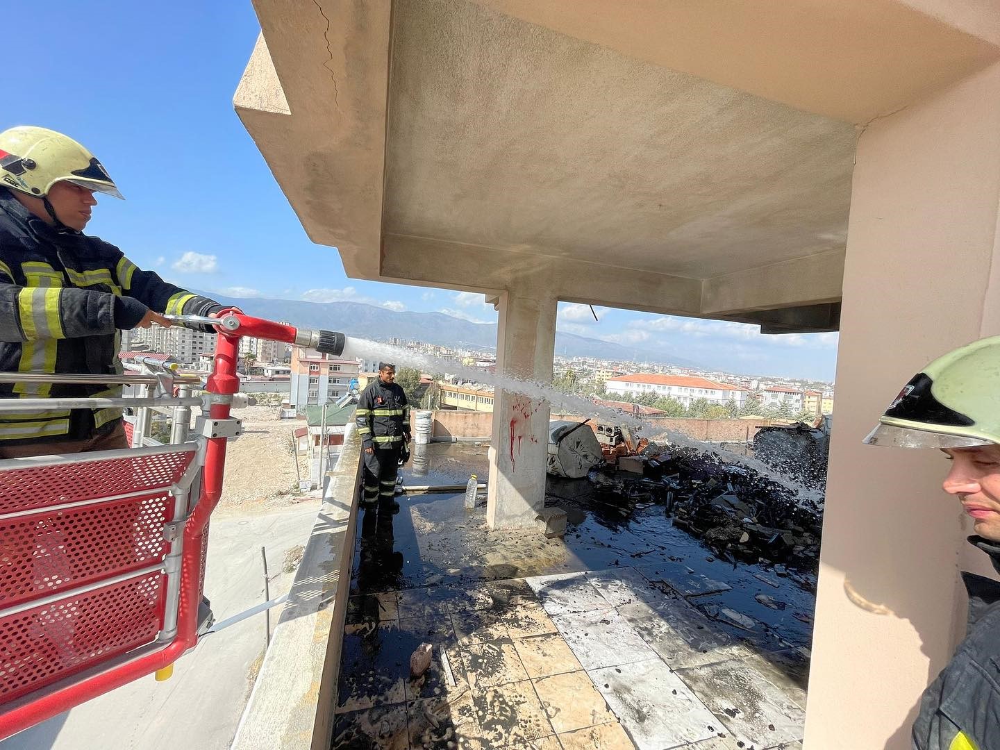 Çatı yangınına anında müdahale