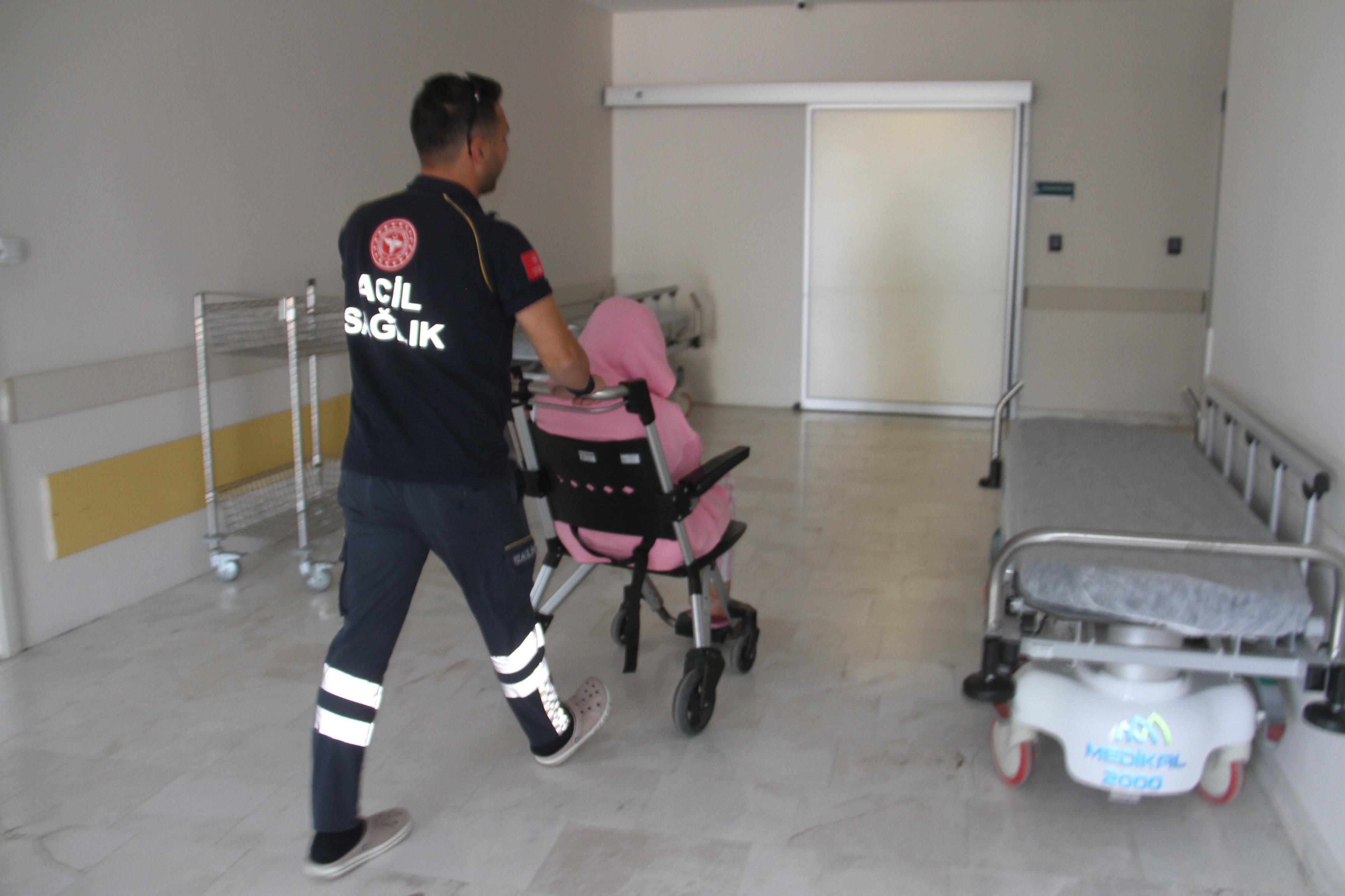 2 genç gıda zehirlenmesi şüphesiyle hastaneye kaldırıldı