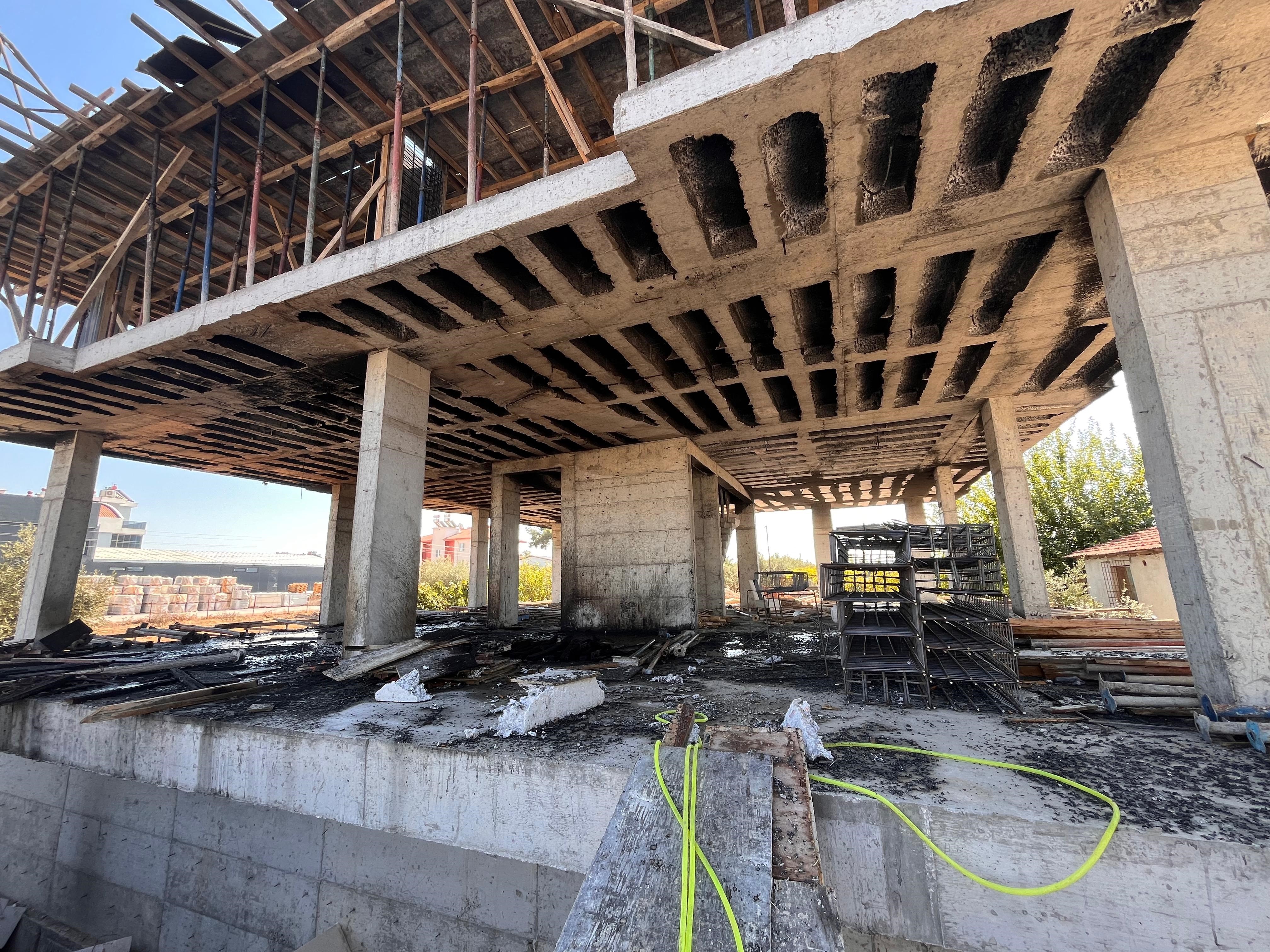 İnşaatta yangın: Gökyüzünü duman kapladı