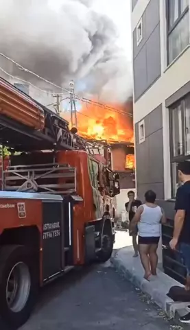 Eyüpsultan'da bir binanın çatısı alevlere teslim oldu