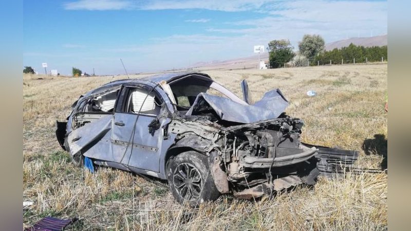 Kontrolden çıkan otomobil tarlaya uçtu: 2 ölü, 1 yaralı