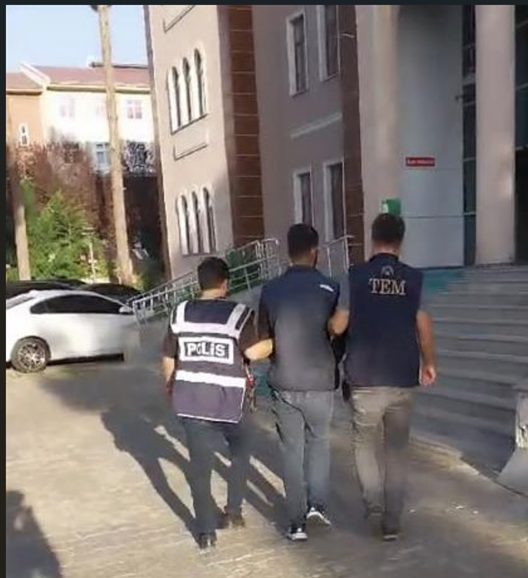 Haklarında kesinleşmiş hapis cezası bulunan 2 kişi yakayı ele verdi