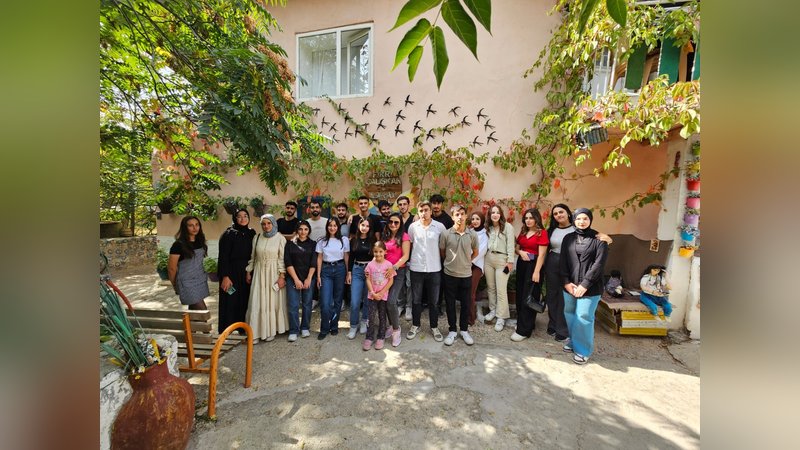 Öğretmen Fikri Çalışkan sanat evi hayran bırakıyor