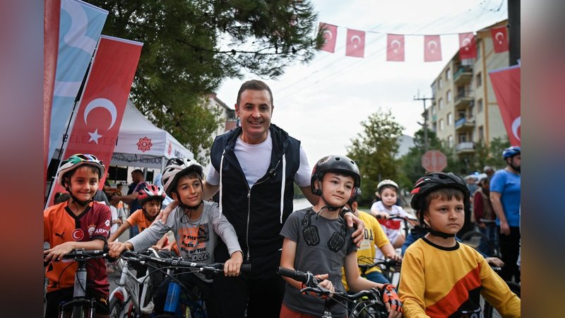 Balıkesir Büyükşehir Belediye Başkanı Ahmet Akın, çocuklarla birlikte pedal çevirdi